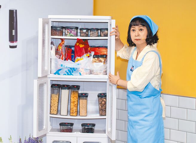 王月示范如何告别「阿嬷冰箱」，点出过往冰箱收纳会有的问题。（吴松翰摄）