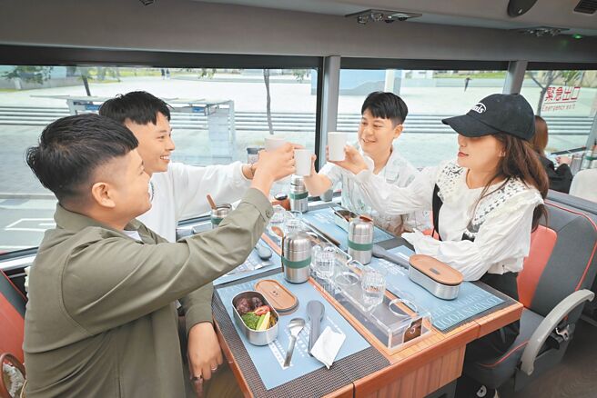 家乐福跨界台北市双层餐车，首次打造期间限定「英伦双层餐车飨宴」。（家乐福提供）