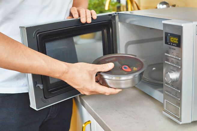 家乐福可微波不锈钢真空保鲜碗2入，市价1799元，6点＋699元或3点＋899元可兑换。（家乐福提供）