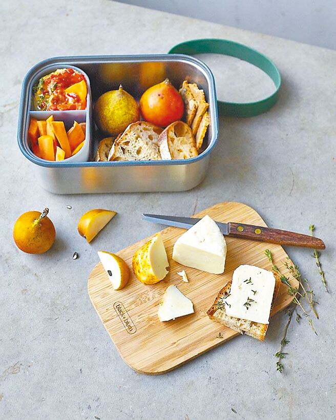 家乐福可微波不锈钢便当盒，市价1599元，6点＋549元或3点＋699元可兑换。（家乐福提供）