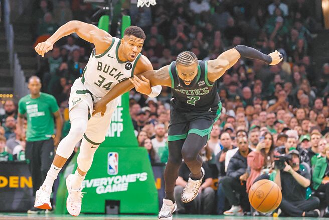 公鹿「字母哥」阿提托康波（左）与塞尔提克杰伦布朗卡位争球。（路透）