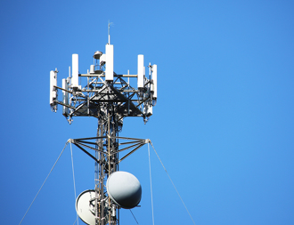 妹子爬16樓訊號塔逼婚 群眾圍觀吃瓜 擠爆高速公路