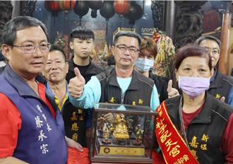 朴子配天宮「燈花媽」百年首次駐駕他廟 眾夫妻跪求紅白花