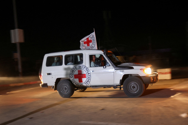 紅十字國際委員會車輛24日駛抵埃及拉法關口離開加薩，據信車上載有哈瑪斯釋放的人質。（路透）