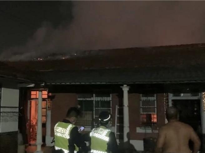 彰化县北斗镇大道里1处三合院24日深夜发生火灾，住在屋内的1对父及时逃生。（民眾提供／孙英哲彰化传真）