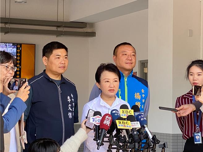 台中市長盧秀燕(前中）25日表示，會繼續挺蔡壁如，輔選到底。（張妍溱攝）