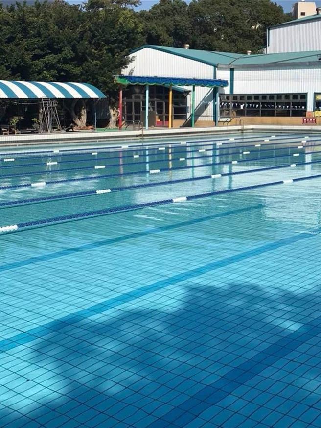 克强公园游泳池在「2018年度士林区参与式预算」提案，通过「克强公园游泳池变身复合式运动中心」，选择于克强公园游泳池旧址原地改建。（黄敬文翻摄）