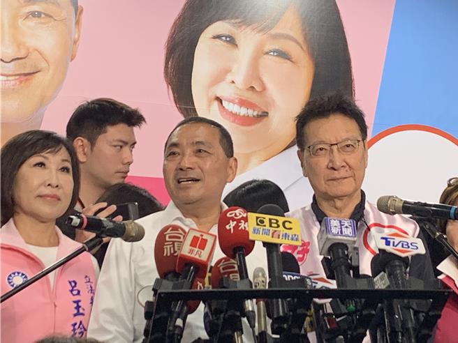 國民黨總統參選人侯友宜與中廣董事長趙少康搭配參選2024總統大選，登記後首場造勢到桃園平鎮為桃園五選區立委呂玉玲站台。（蔡明亘攝）