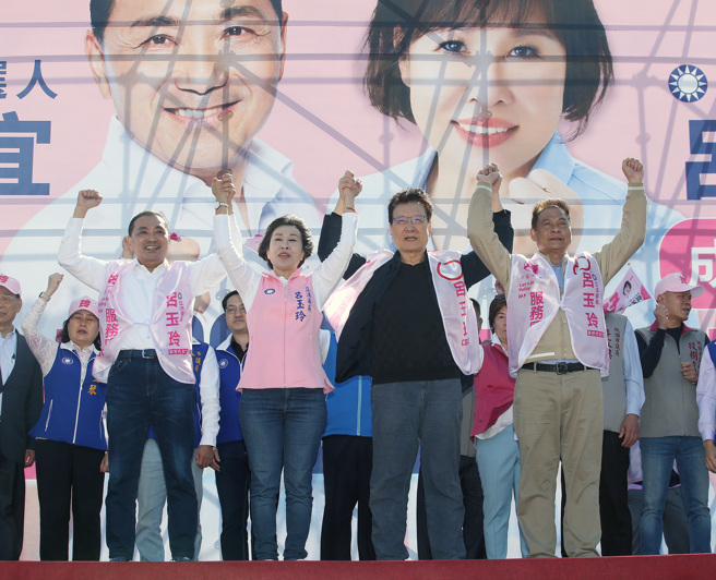 国民党总统参选人侯友宜(左)、副总统参选人赵少康(右二)。（范扬光摄）