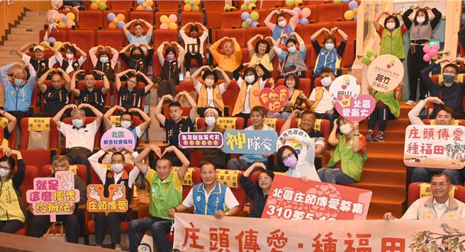 高雄市社会局路竹社福中心25日在阿莲区老人活动中心举办「庄头传爱、种福田」弱势家户关怀服务方案感恩活动，社会局长谢璃璃（前排右三）与大家合影。（林瑞益摄）