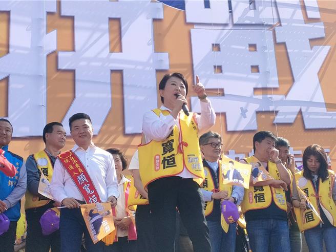 國民黨台中二選區立委參選人顏寬恒25日於沙鹿成立競選總部，「禿子、漢子、燕子」三子也到場為他助選。台中市長盧秀燕說顏寬恒上次選舉遭受到不公的對待，呼籲鄉親這次為顏寬恒討公道。（潘虹恩攝）