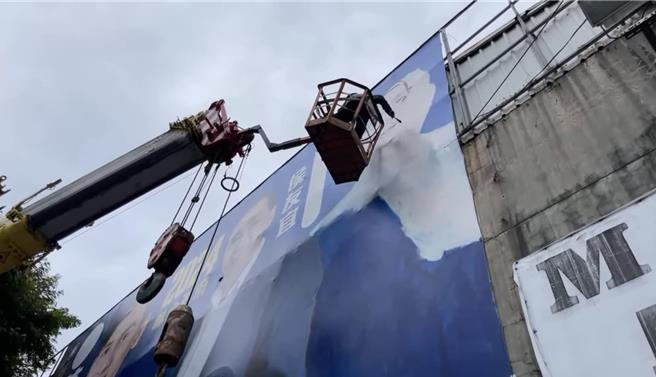 国民党新北市立委参选人叶元之今（25日）一早紧急找来琼瑶电影海报绘制师协助，要用画的方式画出赵少康肖像。（叶元之提供）