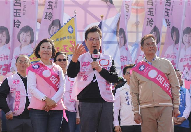 国民党总统参选人侯友宜与副手搭檔中广董事长赵少康登记后，25日出席首场造势，为桃园第五选区立委吕玉玲站台力挺。（蔡明亘摄）