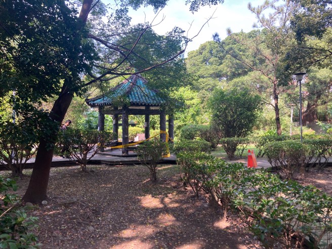 警方循著洗手台的血跡，發現倒臥在附近涼亭的張姓街友，頭部、手臂傷口傷勢嚴重，左手食指甚至遭切斷、中指骨折斷裂。（圖 / 劉詠韻翻攝）