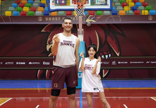 安芝儇(右)跟德古拉合照。(台钢猎鹰提供)