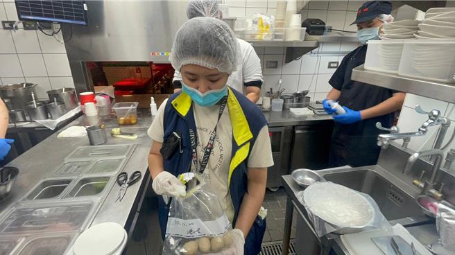 大江購物中心瓦城集團旗下的大心新泰麵疑出現食品中毒案，桃園市衛生局前往稽查及抽驗食材。（桃園市衛生局提供／陳夢茹桃園傳真）