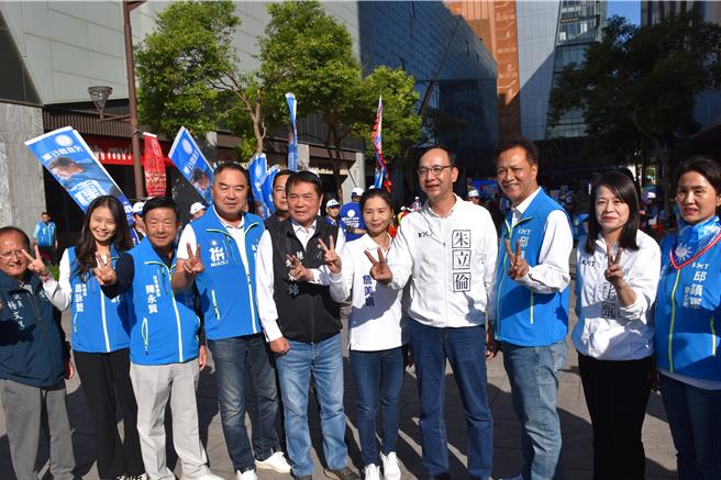 國民黨苗栗縣立委二選區候選人邱鎮軍成立頭份競總，國民黨主席朱立倫、苗栗縣長鍾東錦等到場力挺。（謝明俊攝）  