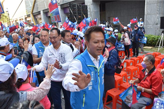 國民黨苗栗縣立委二選區候選人邱鎮軍成立頭份競總，國民黨主席朱立倫、苗栗縣長鍾東錦等長同邱鎮軍大進場。（謝明俊攝） 
