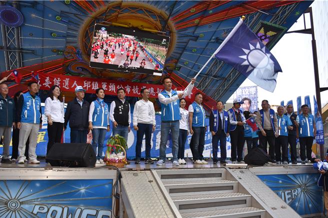 國民黨苗栗縣立委二選區候選人邱鎮軍成立頭份競總，國民黨主席朱立倫授黨旗給邱鎮軍。（謝明俊攝） 