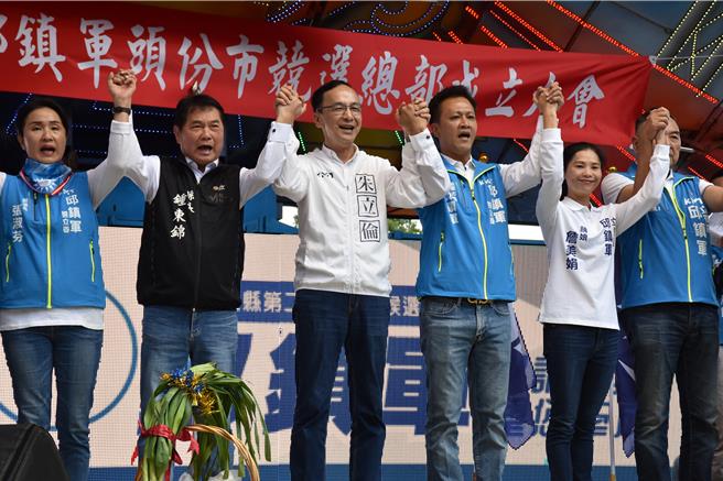 國民黨苗栗縣立委二選區候選人邱鎮軍成立頭份競總，國民黨主席朱立倫、苗栗縣長鍾東錦等到場力挺邱鎮軍。（謝明俊攝） 