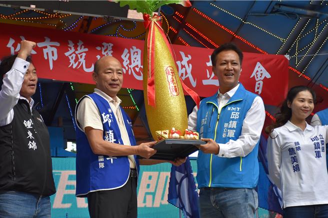 國民黨苗栗縣立委二選區候選人邱鎮軍成立頭份競總，韓國瑜獻上好采頭給邱鎮軍。（謝明俊攝）