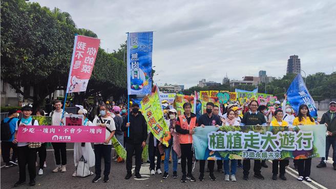「愛從純素飲食開始」、「停止殺害動物」、「蔬食終止氣候危機」，近百餘個團體、上百位民眾今天拿著各式標語上凱達格蘭大道，呼籲政府應正視植物性飲食的重要性。（林良齊攝）