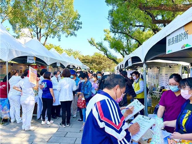 屏县府25日举办「高龄友善照护暨在地特色医疗博览会」，齐聚67家医疗机构、医事团体一同展现屏东医疗新气象。（谢佳潾摄）