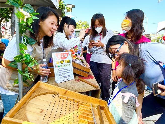 屏县府25日举办「高龄友善照护暨在地特色医疗博览会」，齐聚67家医疗机构、医事团体一同展现屏东医疗新气象。（谢佳潾摄）