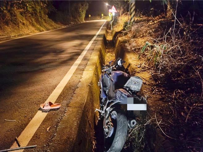 高雄26岁余姓男子于11月25日凌晨0时13分许骑乘机车行经桃源区南横公路84.1k处，因不明原因自撞路边排水沟。（翻摄照片／林瑞益高雄传真）