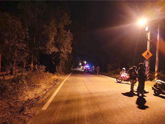 高雄26岁余姓男子于11月25日凌晨0时13分许骑乘机车行经桃源区南横公路84.1k处，因不明原因自撞路边排水沟，图为车祸现场。（翻摄照片／林瑞益高雄传真）