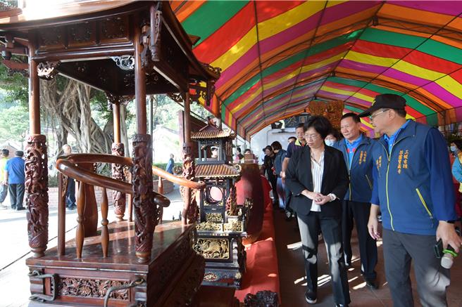 彰化縣芬園鄉舉辦奉祀老大媽300年慶系列活動，彰化縣長王惠美（左）在寶藏寺管委會主委張協章（中）與總幹事吳明蒼（右）帶領下參觀古文物展示。（彰化縣政府提供／孫英哲彰化傳真）