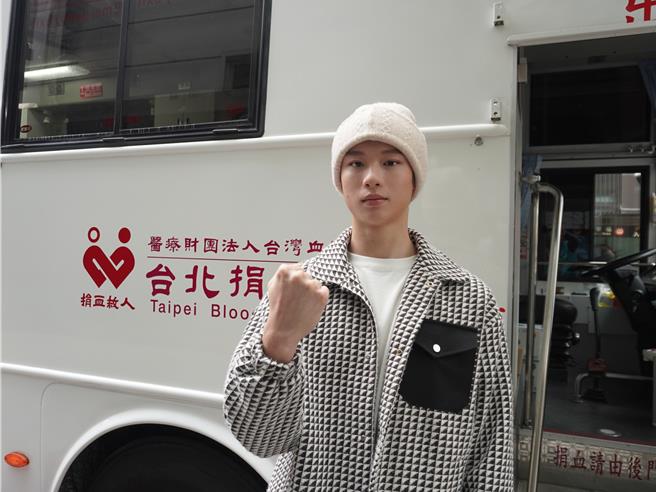 何柏廷年满17岁捐出第一次热血，呼吁青年人一起挽袖捐血。（松山社区大学提供）