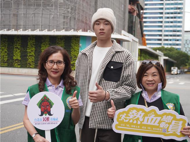 何柏廷参加捐血活动，获得台北民权扶轮社社长陈慧贞（左）及社区服务主委温碧娥（右）代颁奖状致谢。（松山社区大学提供）