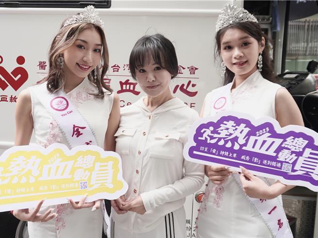 张如君派出城市小姐林佩璇（左）及池婕心（右），响应民权扶轮社主办的捐血活动。（松山社区大学提供）