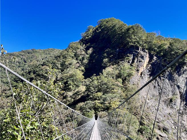 霞喀羅白石吊橋已經修復完畢，即日起通行。（林業署新竹分署提供／邱立雅竹縣傳真）