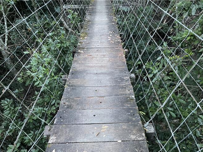 霞喀羅白石吊橋17日例行巡檢發現破損，目前已修復完畢可通行。（林業署新竹分署提供／邱立雅竹縣傳真）