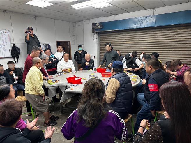 新北市警方破获赌场，于23日凌晨在树林大栋山内一处铁皮屋查获51人到案。（警方提供）