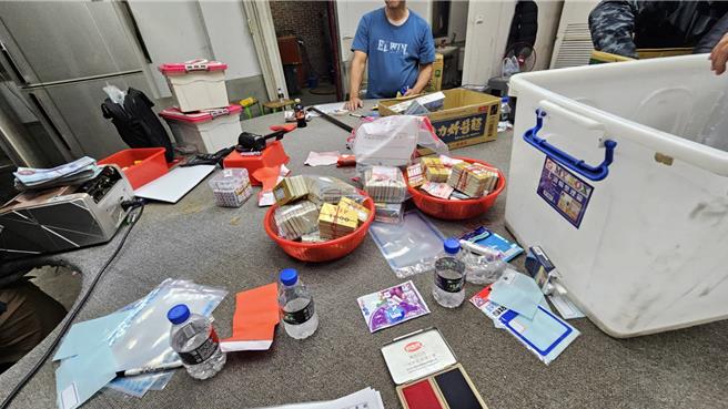 新北市警方破获赌场，于23日凌晨在树林大栋山内一处铁皮屋查获51人到案。（警方提供）