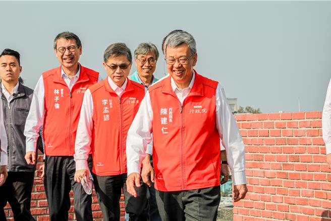 行政院长陈建仁今天视察嘉义县东石渔港改造后的情形。（廖素慧摄）
