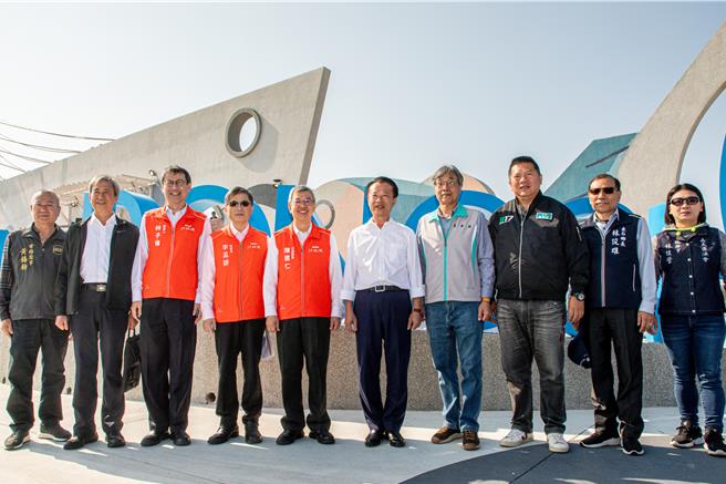 行政院长陈建仁（左五）今天视察嘉义县东石渔港，嘉义县长翁章梁（右五）陪同。（廖素慧摄）