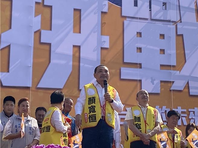 國民黨台中二選區立委參選人顏寬恒25日於沙鹿成立競選總部，「三子」同台力挺。國民黨總統參選人侯友宜疑以「日頭出來，陰霾都走掉」暗喻藍白整合，直言今天「心花朵朵開」。（潘虹恩攝）