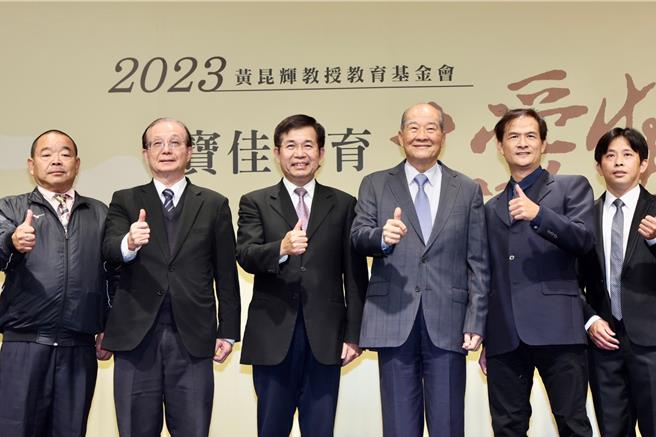 黄昆辉教授教育基金会今（25）日举办「2023宝佳教育大爱奖赠奖典礼」，表扬长期在特殊教育、辅导领域以及协助弱势学生的教师，教育部长潘文忠（左起三）受邀出席颁奖，桃园市建国国中特教班老师徐智杰（右二）则获颁「宝佳教育大爱奖」。（李侑珊摄）