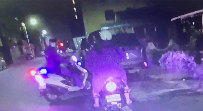 聂姓、刘姓毒鸳鸯骑车闯红灯遭警盘查，眼看毒品露馅，两人竟互推「是对方的」。(读者提供／曹婷婷台南传真)