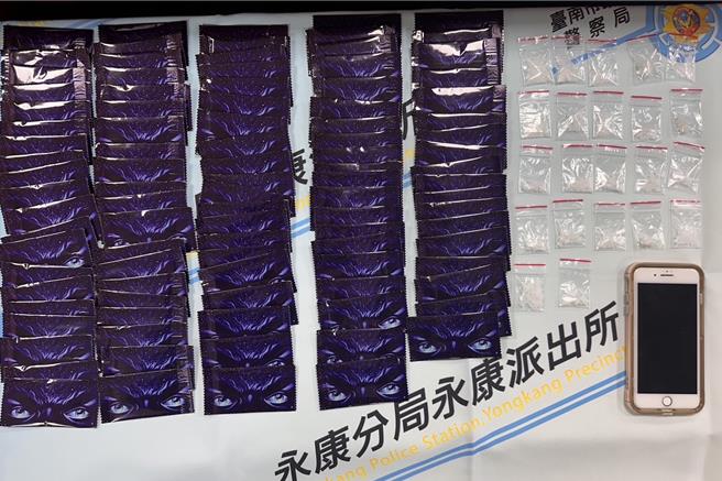 谢男、蔡女这对毒鸳鸯被警方拦查，从车上起获22包K他命及98包毒品咖啡包。(读者提供／曹婷婷台南传真)