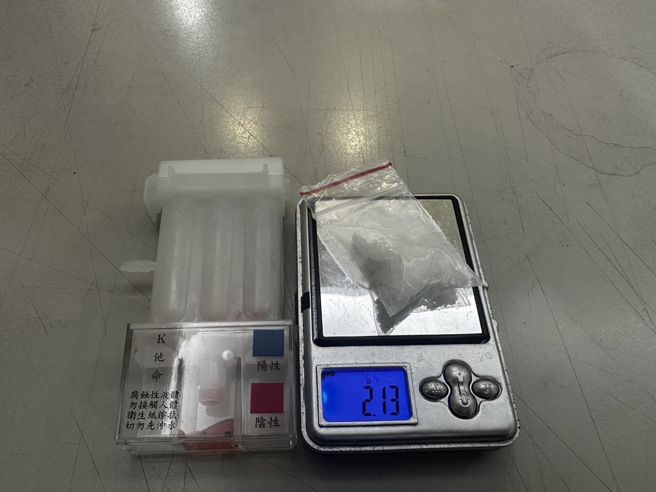 員警查扣K他命1包。（圖 / 劉詠韻翻攝）