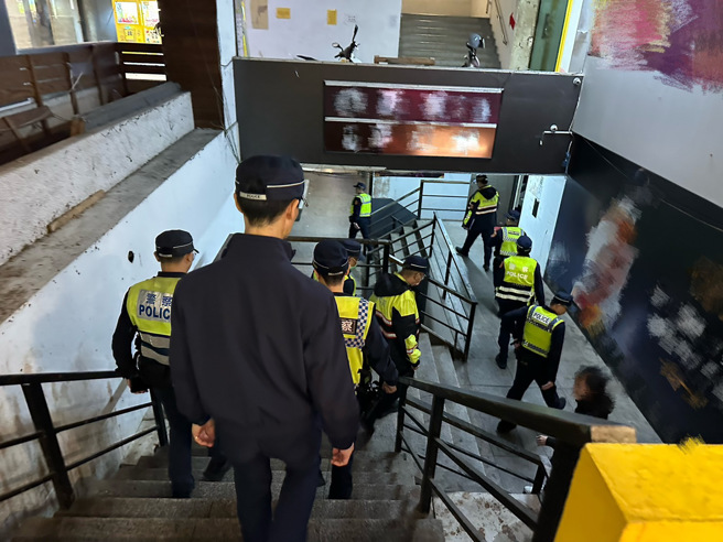 三重警分局昨晚間調度警力針對轄區13處幫派組合經查活動處所、易滋事、KTV及賓館等出入較複雜場所實施清查。（圖 / 劉詠韻翻攝）