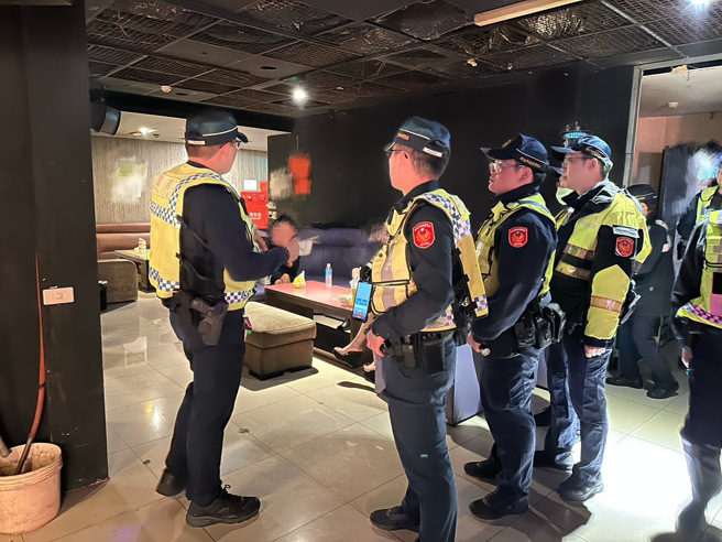 警方針對轄區出入複雜場所進行臨檢。（圖 / 劉詠韻翻攝）