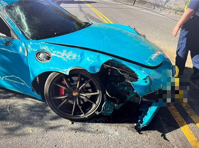 45岁徐姓男子25日上午驾驶保时捷跑车行经桃园市復兴区台7线时，因路边泥泞，打滑自撞山壁。（翻摄照片／蔡明亘桃园传真）