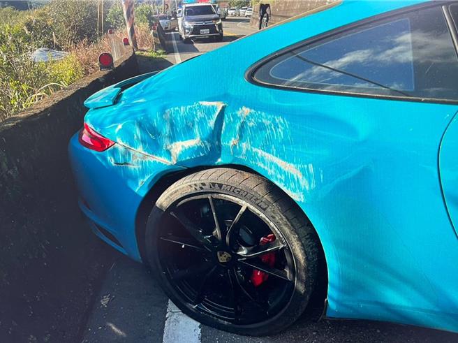 45岁徐姓男子25日上午驾驶保时捷跑车行经桃园市復兴区台7线时，因路边泥泞，打滑自撞山壁。（翻摄照片／蔡明亘桃园传真）