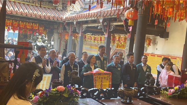 總統蔡英文25日上午赴苗栗縣竹南鎮慈裕宮參拜，替民進黨立委候選人康世明拉票。（讀者提供／謝明俊苗栗傳真）